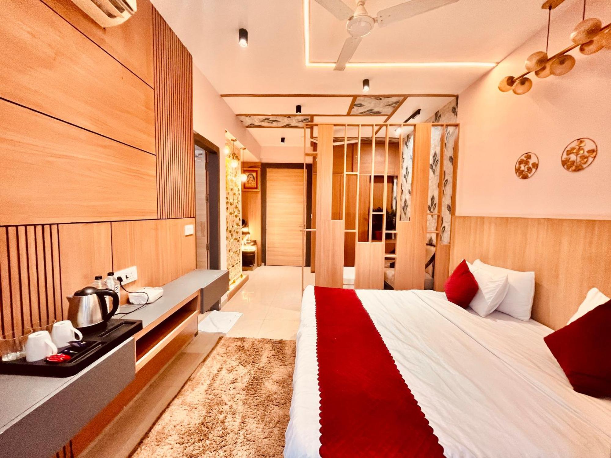Pearl Grand Boutique Cottage In Omaxe Anandam Vrindavan - #Premium Ac Rooms With Balcony #Big Parking #Lift #Garden #Peaceful Area #Near Prem Mandir #Property Of The Year #Most Awarded Exterior foto