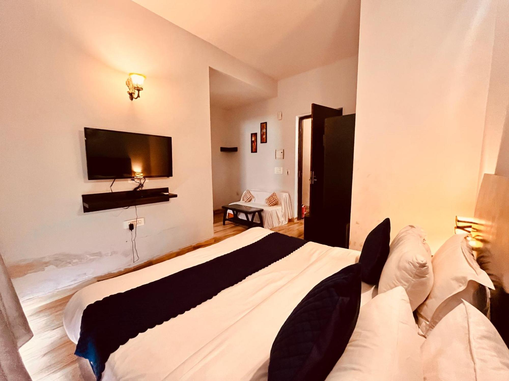 Pearl Grand Boutique Cottage In Omaxe Anandam Vrindavan - #Premium Ac Rooms With Balcony #Big Parking #Lift #Garden #Peaceful Area #Near Prem Mandir #Property Of The Year #Most Awarded Exterior foto