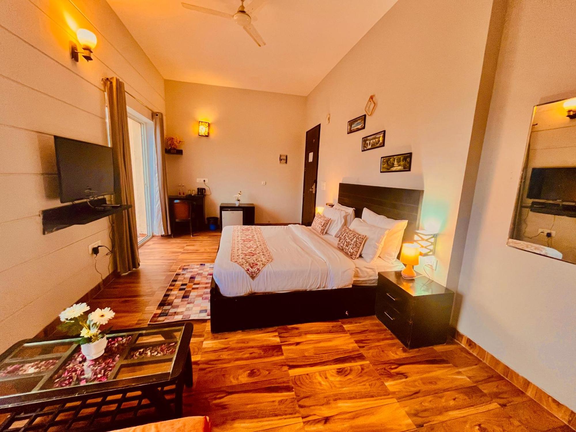 Pearl Grand Boutique Cottage In Omaxe Anandam Vrindavan - #Premium Ac Rooms With Balcony #Big Parking #Lift #Garden #Peaceful Area #Near Prem Mandir #Property Of The Year #Most Awarded Exterior foto